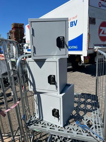 3 x lockerkastje 30 x 30 x30 met 2 sleutels elk beschikbaar voor biedingen