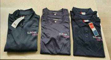 NIEUW Trainingsjasje XS, 2 poloshirts M, 2 sportshirts M beschikbaar voor biedingen