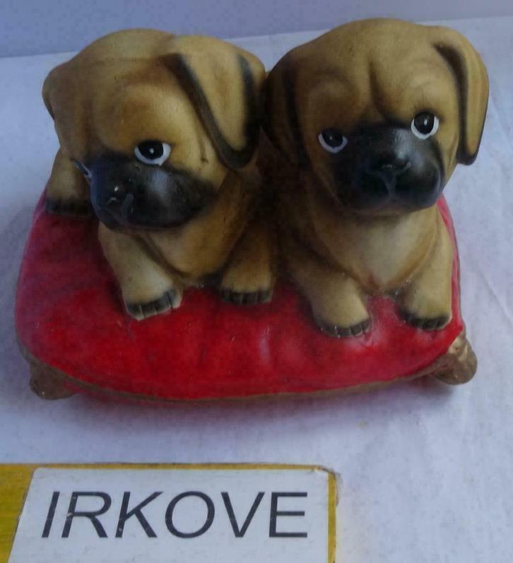 TWEE BOKSER PUPS OP EEN KUSSEN * Schattig! *, Verzamelen, Beelden en Beeldjes, Zo goed als nieuw, Dier, Verzenden