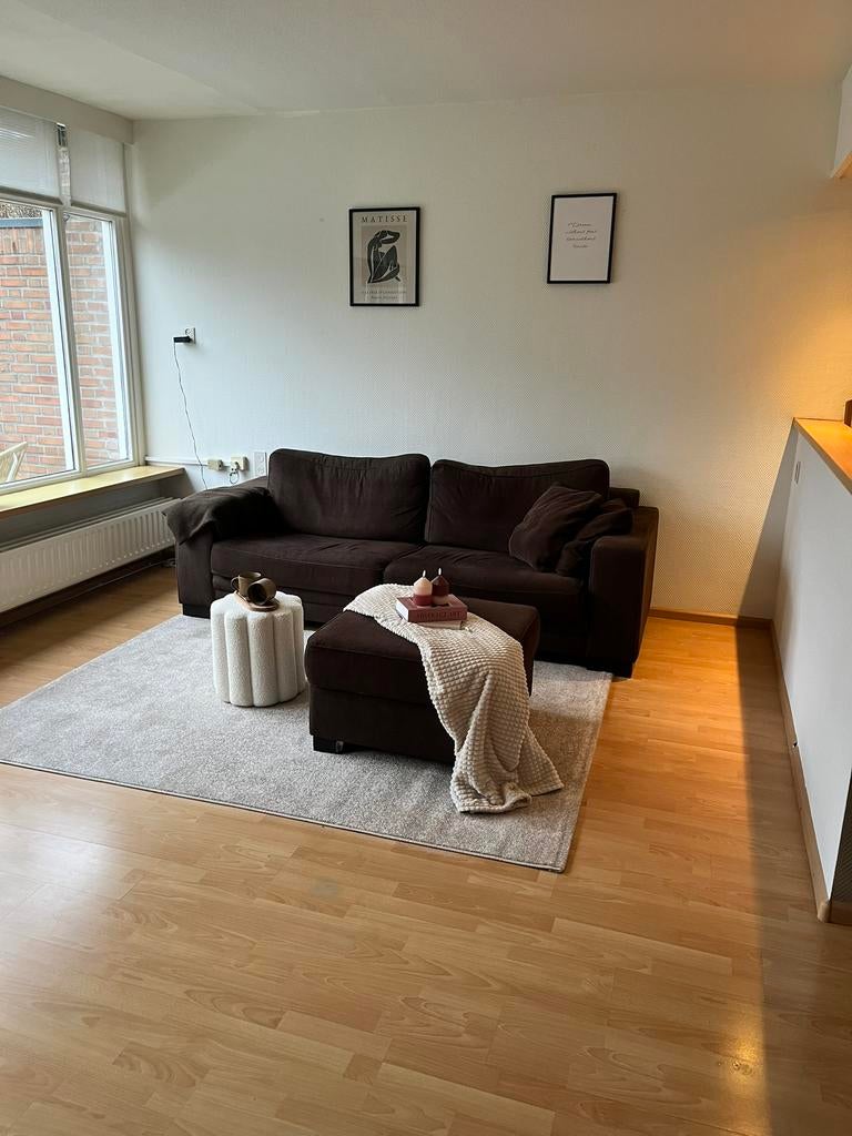 Gratis af te halen bruine montel bank plus bruine poef, Huis en Inrichting, Banken | Bankstellen, Gebruikt, Driepersoons, 75 tot 100 cm