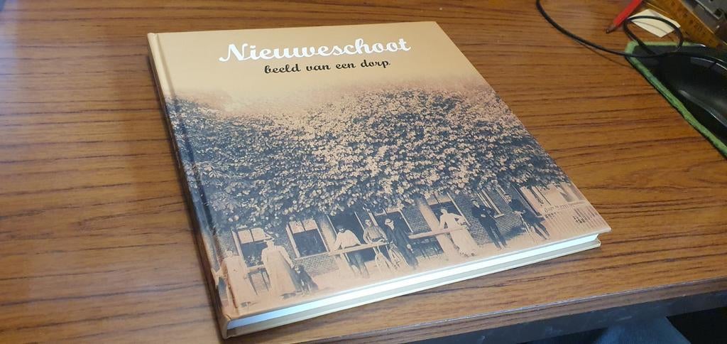 Nieuweschoot beeld van een dorp  - 2013, Ophalen of Verzenden, Zo goed als nieuw