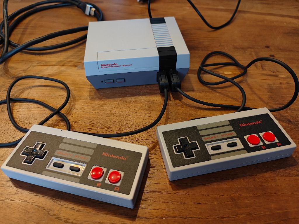 Nintendo Classic Mini NES *NIEUWSTAAT*, Spelcomputers en Games, Spelcomputers | Nintendo NES, Zo goed als nieuw, Met 2 controllers