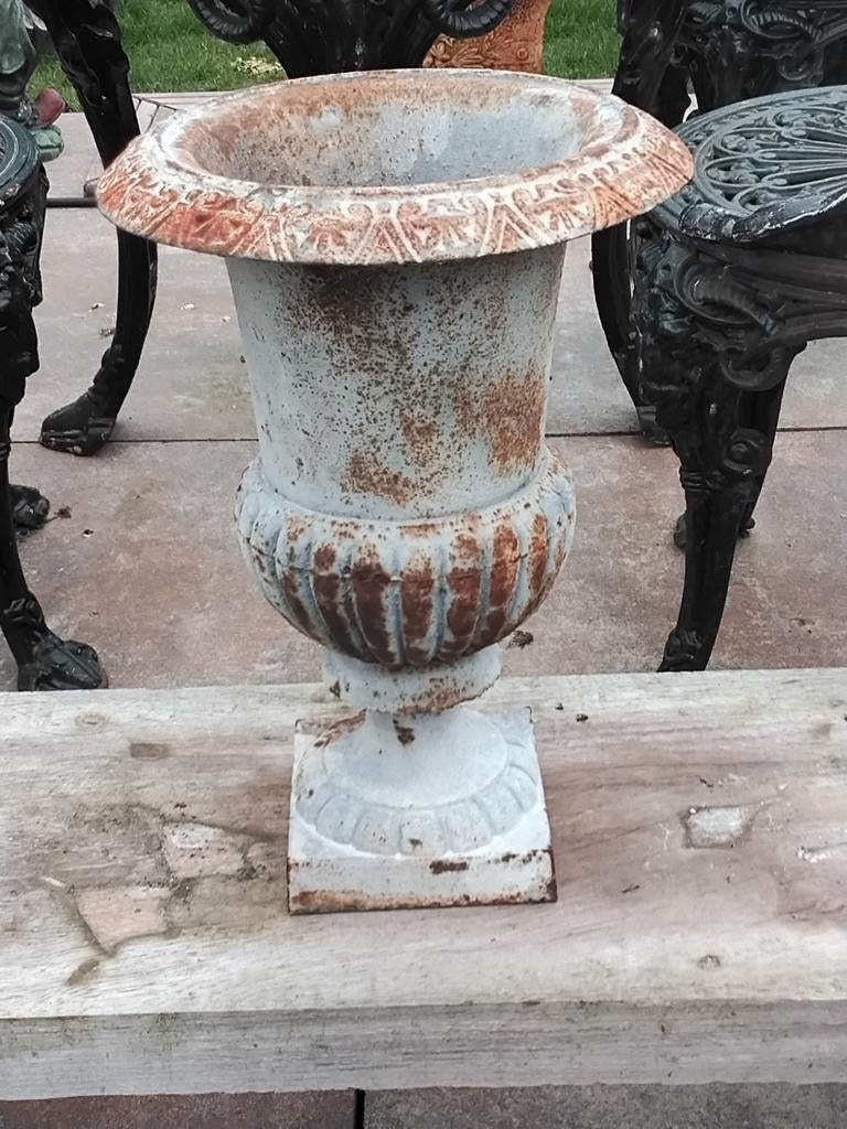 Oude gietijzeren vaas, Ophalen