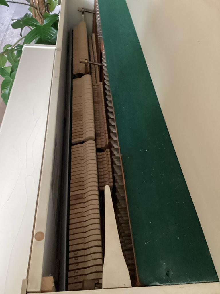 Moet weg-Zimmerman piano - met ontbrekende toetsenleggers, Muziek en Instrumenten, Piano's, Ophalen of Verzenden, Gebruikt, Wit