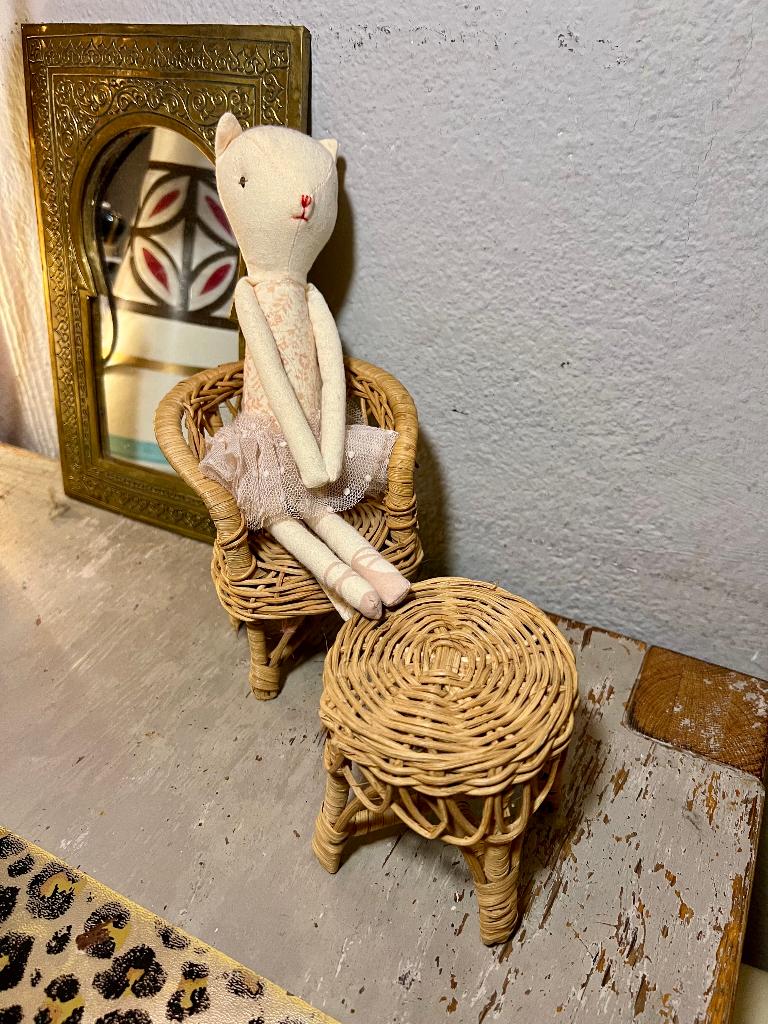 Vintage retro rotan rieten meubels poppenhuis stoel tafeltje, Ophalen of Verzenden, Gebruikt, Gebruiksvoorwerp