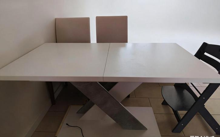 Uitschuifbare eettafel, wit, in goede staat., Huis en Inrichting, Tafels | Eettafels, Gebruikt, 50 tot 100 cm, 150 tot 200 cm