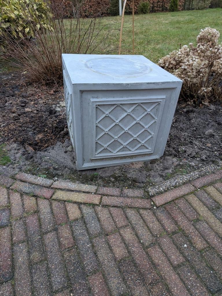 Zware sokkel voor bijvoorbeeld een tuinbeeld, Ophalen, Metaal, Overige typen