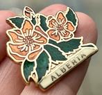 Vintage goudkleurig speldje / pin van wilde rozen, Alberta, Ophalen of Verzenden, Zo goed als nieuw, Dier of Natuur, Speldje of Pin
