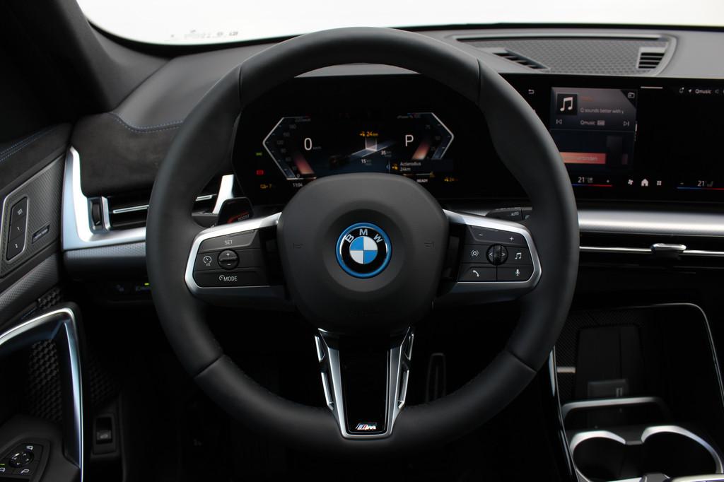 BMW iX1 eDrive20 M Sport / Panoramadak / Trekhaak / Sportsto, Auto's, BMW, Stoelverwarming, Zwart, Zwart, Nieuw