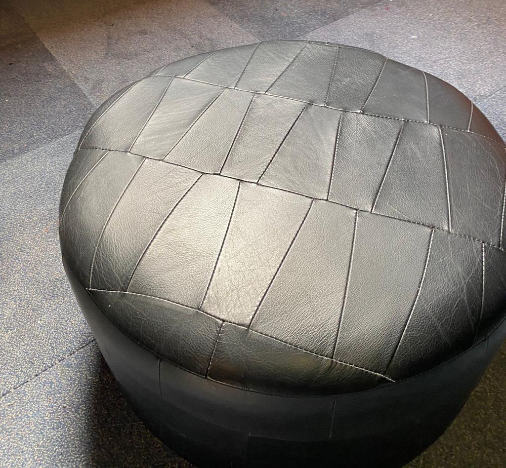 Zwarte ronde poef met gestikte vlakken, Gebruikt, Rond, Ophalen of Verzenden, Minder dan 50 cm