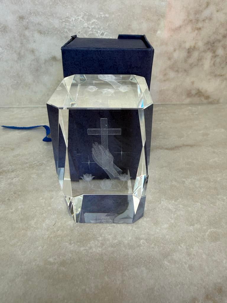 Religieus Glazen Blok met Biddende Handen en Kruis, Antiek en Kunst, Antiek | Religie, Ophalen of Verzenden