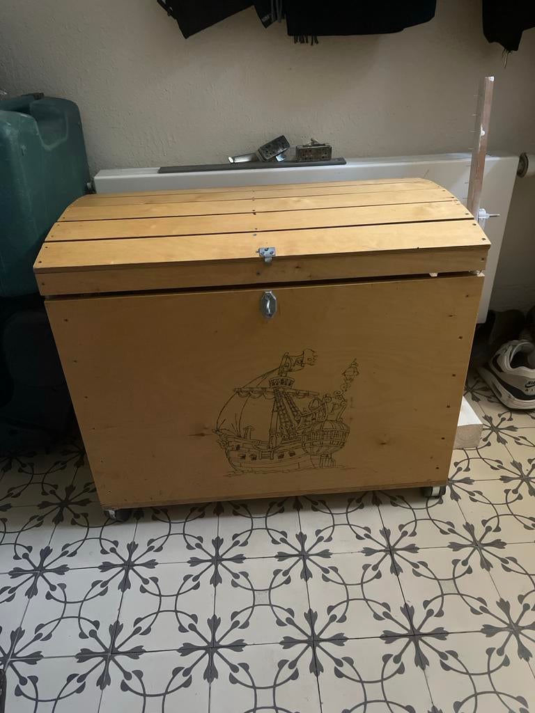 Stevige houten kist met piratenschip op voorkant, Ophalen, 50 tot 100 cm, Zo goed als nieuw, Minder dan 50 cm