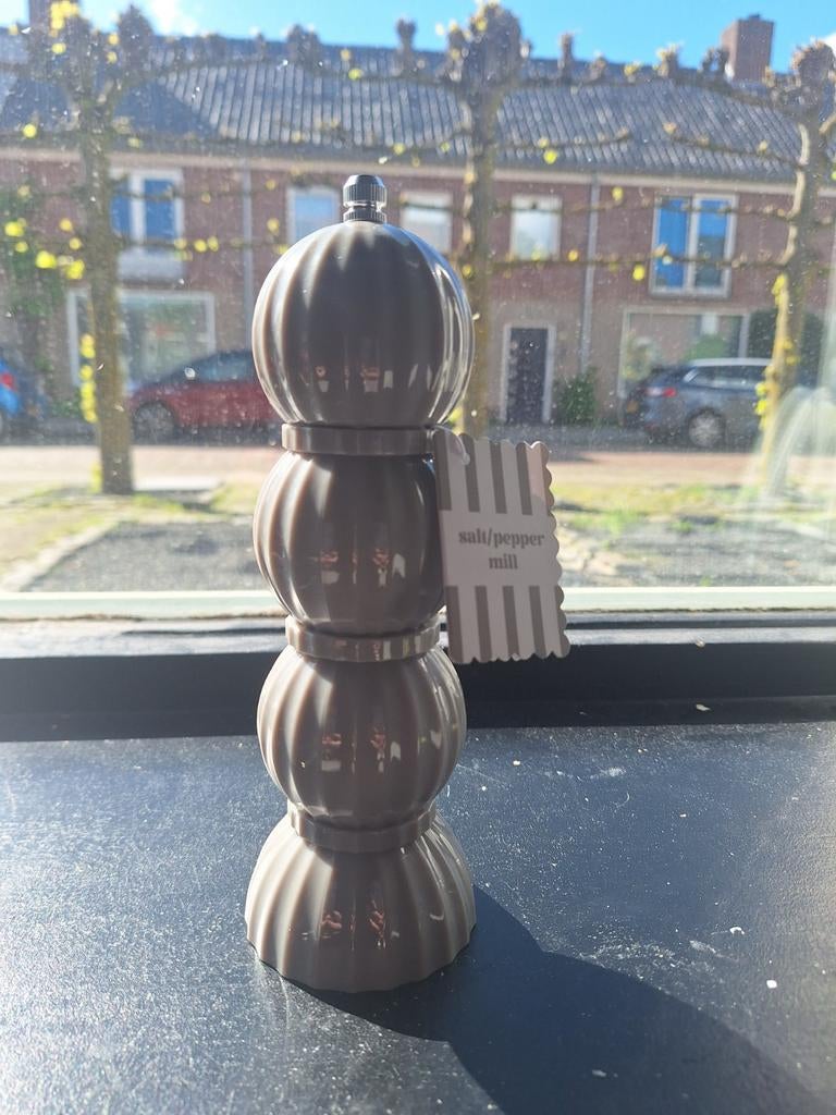 Zout/pepermolen. Kleur: grijs. Action., Huis en Inrichting, Keuken | Keukenbenodigdheden, Ophalen, Overige typen, Kunststof, Nieuw