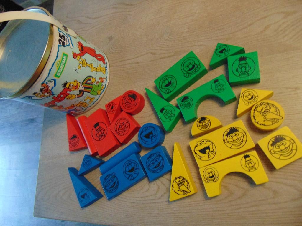 Sesamstraat blokkenton met 24 houten blokken, Kinderen en Baby's, Speelgoed | Houten speelgoed, Ophalen of Verzenden, Zo goed als nieuw