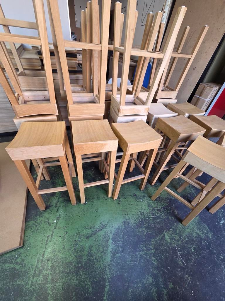 25 stuks houten krukken - Zo goed als nieuw per stuk 30euro, 5 krukken of meer, 60 tot 90 cm, Ophalen of Verzenden, Zo goed als nieuw