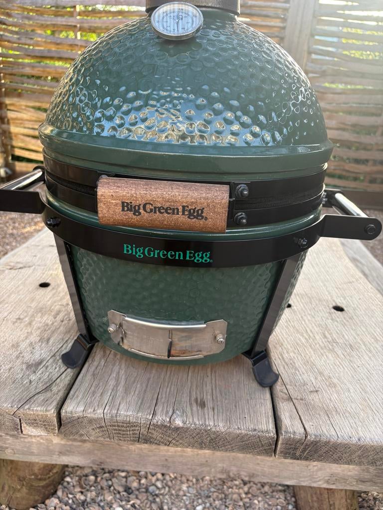 Big Green Egg Minimax: Compacte en draagbare BBQ, Tuin en Terras, Houtskoolbarbecues, Ophalen, Zo goed als nieuw, Met accessoires