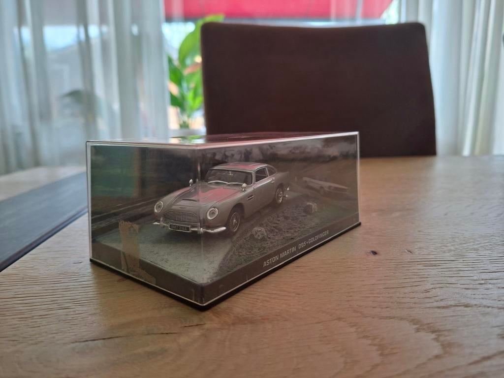 Attaya Aston Martin DB5 007 Goldfinger in display 1:43, Ophalen of Verzenden, Zo goed als nieuw, Auto, Overige merken