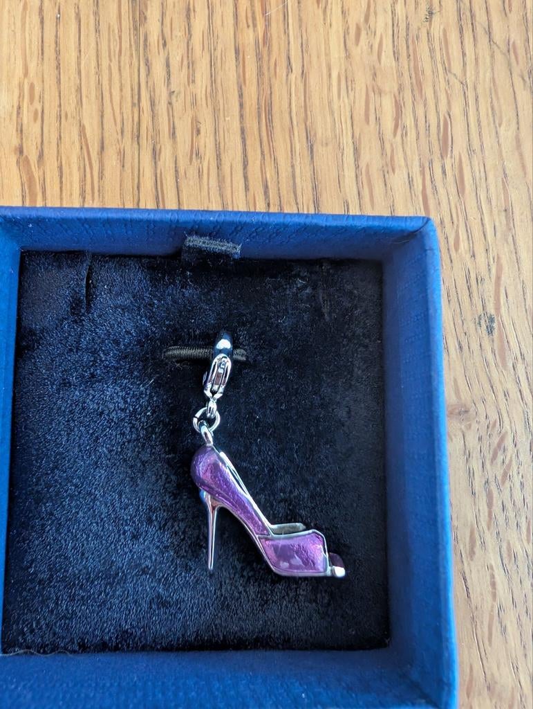 Swarovski Charm Hoge Hak Amet/Cry - Nieuw in doos, Overige merken, Glas of Kristal, Nieuw, Ophalen of Verzenden