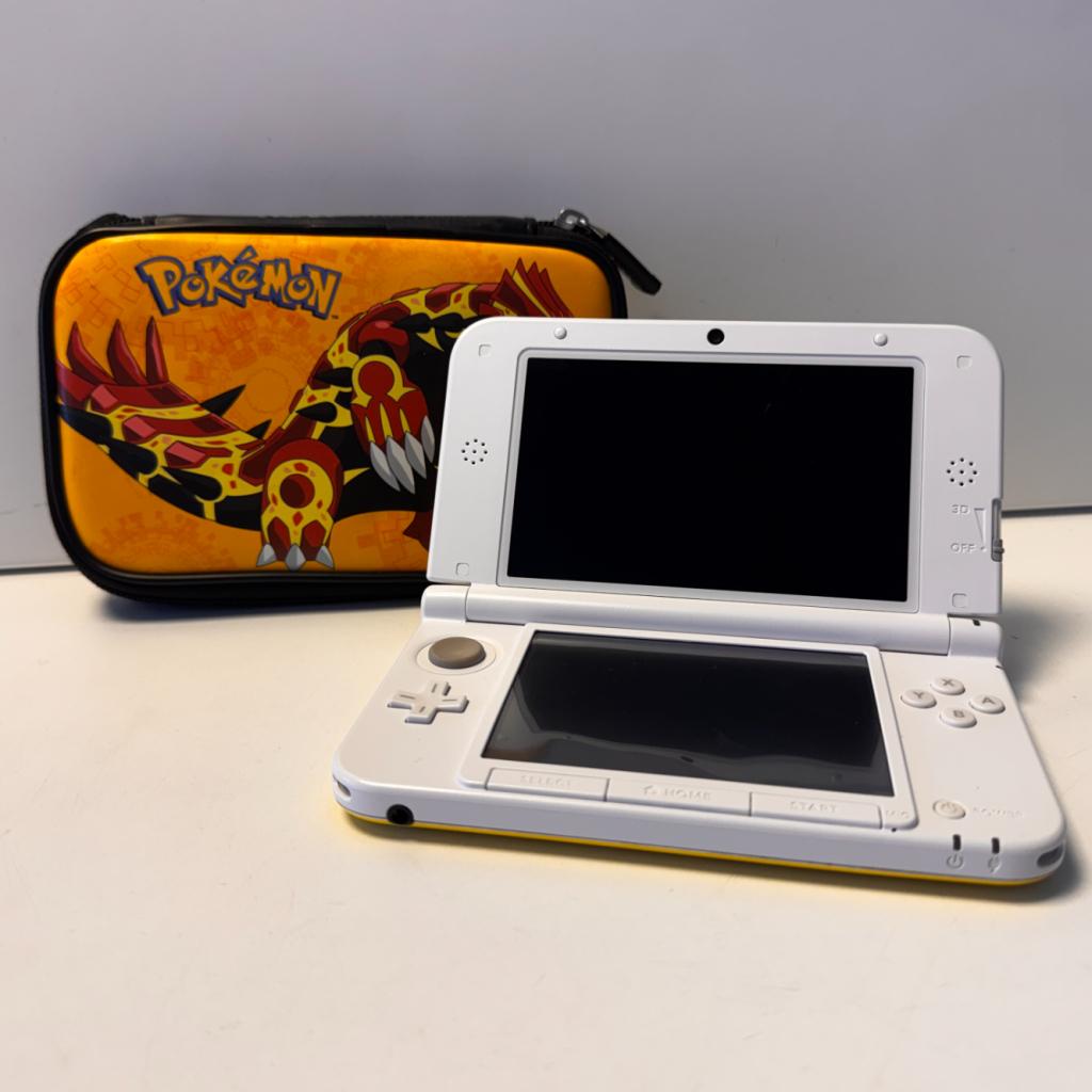 Nintendo 3DS XL Pokemon Edition | Pokemon Hoes | Nette staat, Spelcomputers en Games, Spelcomputers | Nintendo 2DS en 3DS, Nintendo