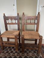 Oude stoeltjes met rieten zitting., Ophalen