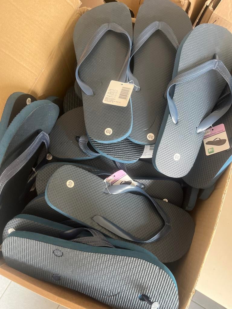 Partij 30x Nieuwe Donkerblauwe Slippers Maat 42/43, Ophalen of Verzenden, Nieuw, Blauw, Slippers