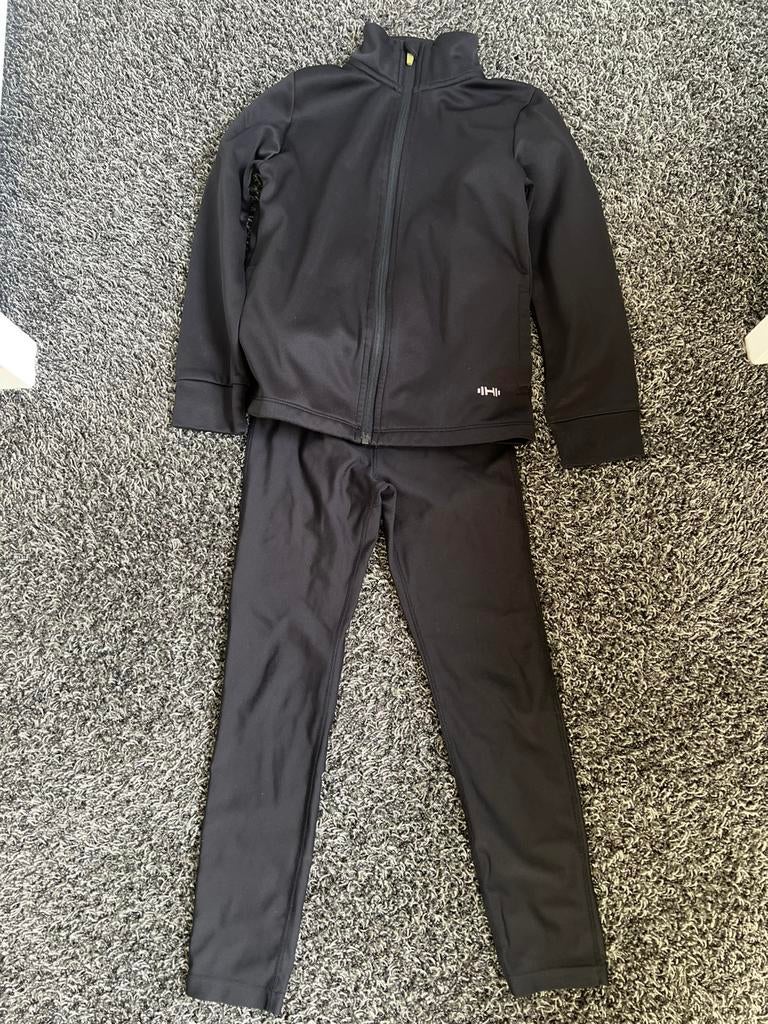 (Zgan) zwart trainingspak hema 122/128, Ophalen of Verzenden, Zo goed als nieuw, Jongen of Meisje, Sport- of Zwemkleding