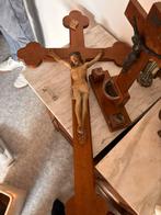 Houten kruisbeeld met corpus en mariabeeltje, Ophalen