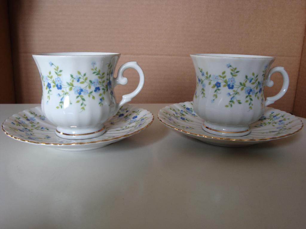 Twee kop en schotels kleine blauwe bloemetjes Seltmann, Gebruikt, Ophalen of Verzenden, Overige stijlen, Kop(pen) en/of Schotel(s)