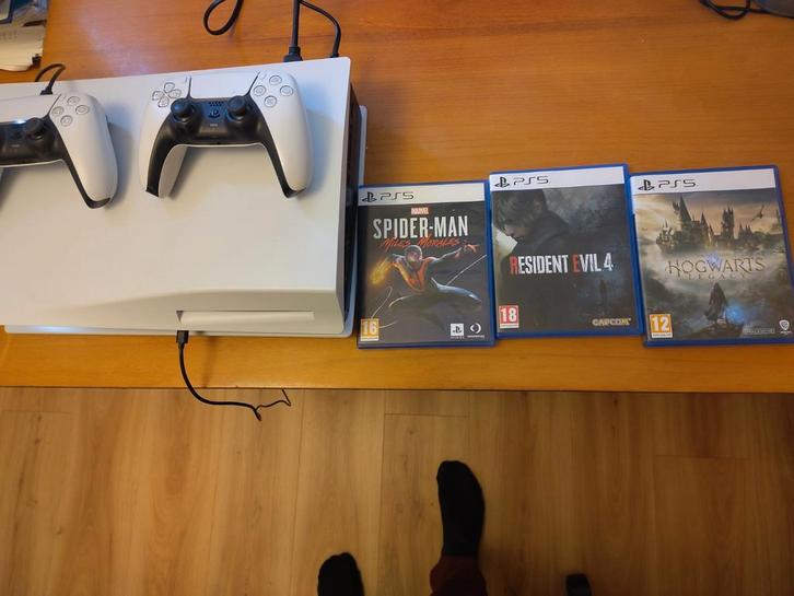 PlayStation 5 Disc Versie met 2 controllers en games, Spelcomputers en Games, Spelcomputers | Sony PlayStation 5, Zo goed als nieuw