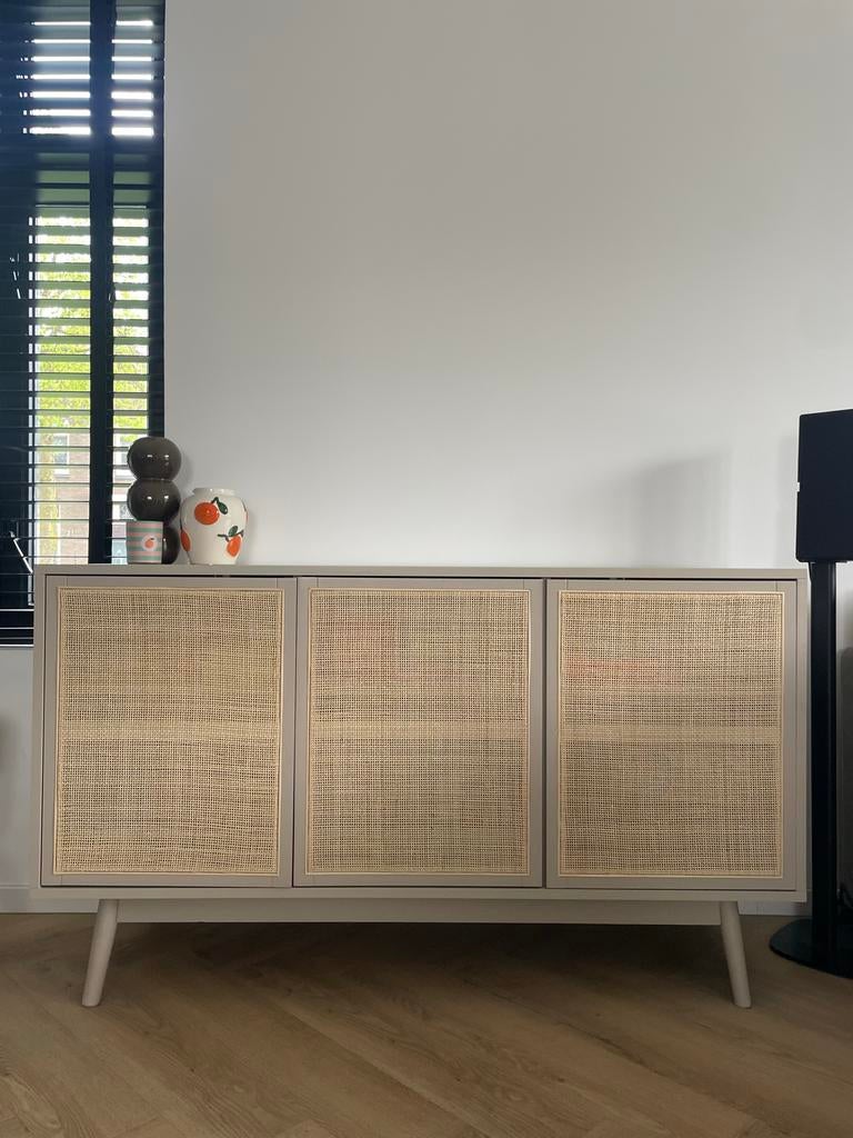 Trendy beige kast met gevlochten riet - 3 deuren, 100 tot 150 cm, Ophalen of Verzenden, Zo goed als nieuw, 25 tot 50 cm
