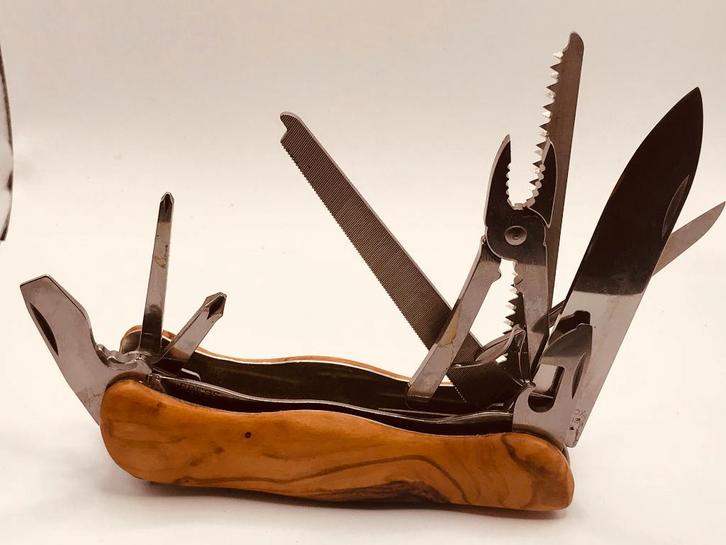 Victorinox WorkChamp Wood Olive 111 mm six tool layers, Caravans en Kamperen, Kampeergereedschap, Zo goed als nieuw, Ophalen of Verzenden