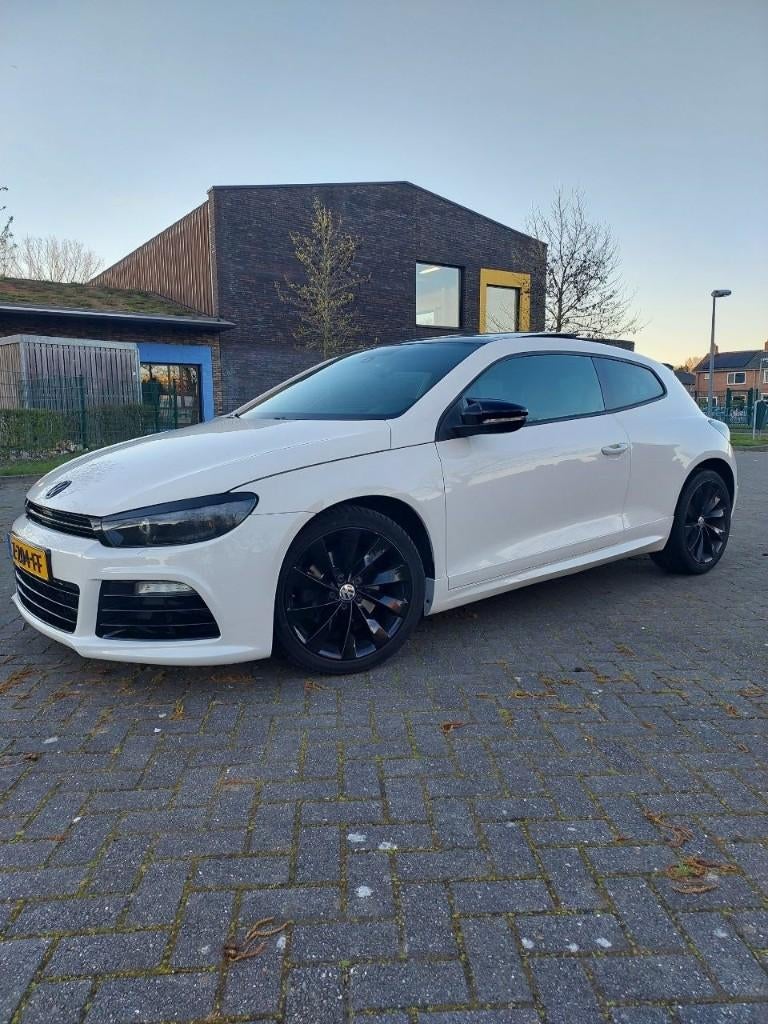 2011 Volkswagen scirocco 2.0 R-line pakket zeer goede staat, Auto's, 4 cilinders, 1984 cc, 4 stoelen, Wit