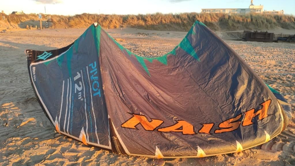Naish Pivot 12 m2 + Naish Torque ATB Bar, Watersport en Boten, Kitesurfen, Ophalen, Gebruikt, Geen board, Kite