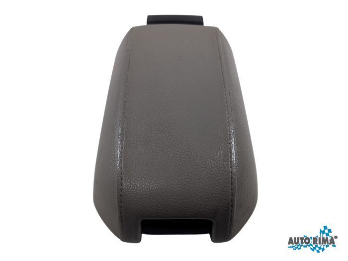 Armleuning van een Volvo XC90