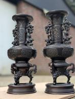 2 antieke bronzen draak vazen hoog 44 cm. €435., Ophalen
