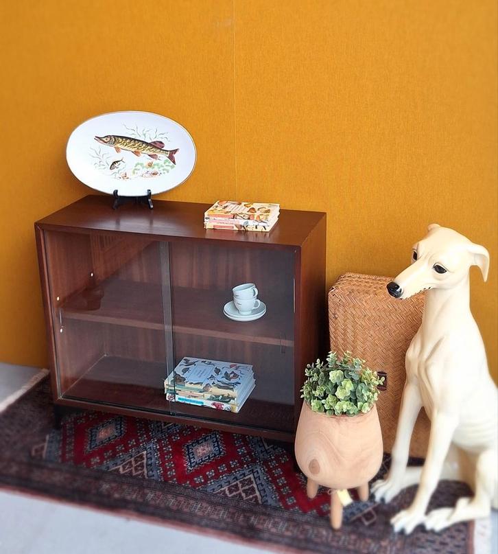 Vintage kastje met schuifdeurtjes van glas, Abbes, teakhout, Huis en Inrichting, Kasten | Televisiemeubels, Gebruikt, Minder dan 100 cm