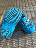 Blauwe Crocs met Jibbitz - Maat 10 (EU 27/28), Ophalen of Verzenden, Gebruikt, Jongen of Meisje, Schoenen