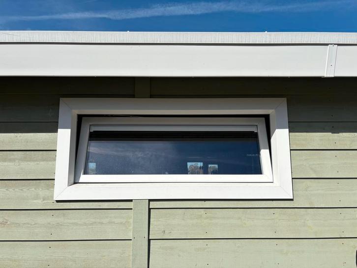 Kunststof kozijn met rooster, super geïsoleerd, kantelbaar, Doe-het-zelf en Verbouw, Glas en Ramen, Zo goed als nieuw, Gevelraam of Ruit