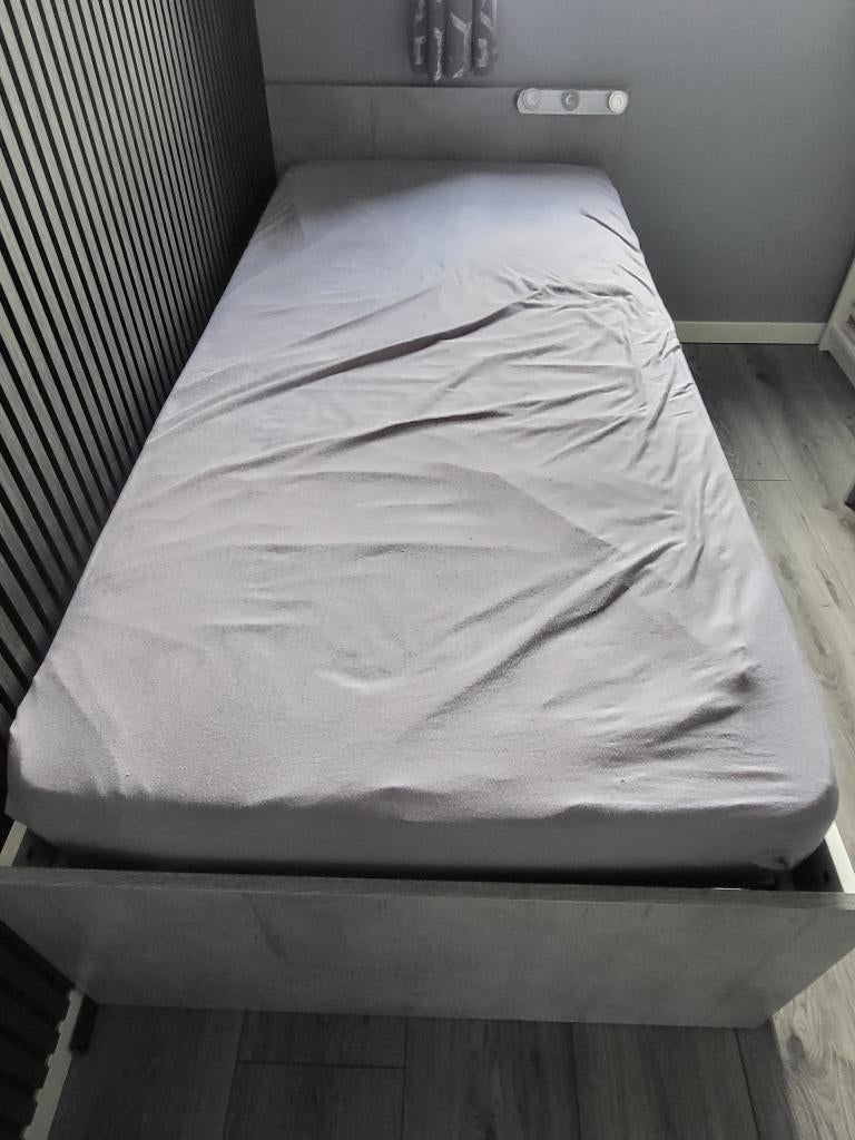 Een persoonsbed met bijbehorend bureau., Ophalen, Gebruikt, 90 cm, Eenpersoons