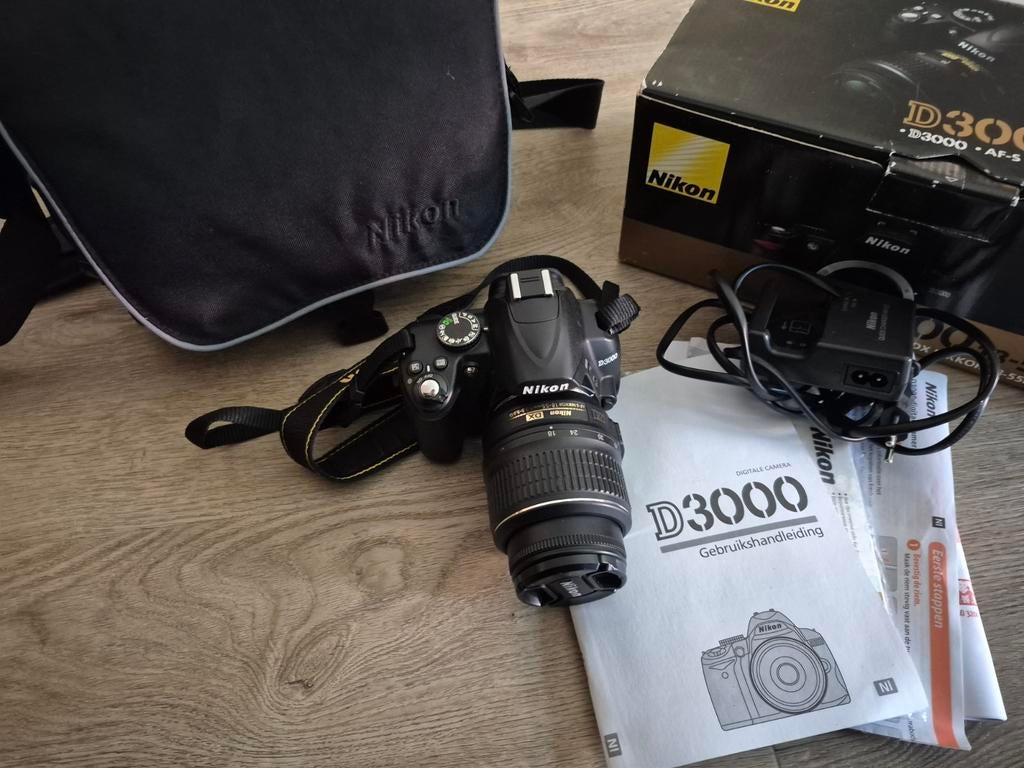 Nikon D3000 met lens, tas, doos en boekjes, Ophalen, Zo goed als nieuw, Nikon, 8 keer of meer