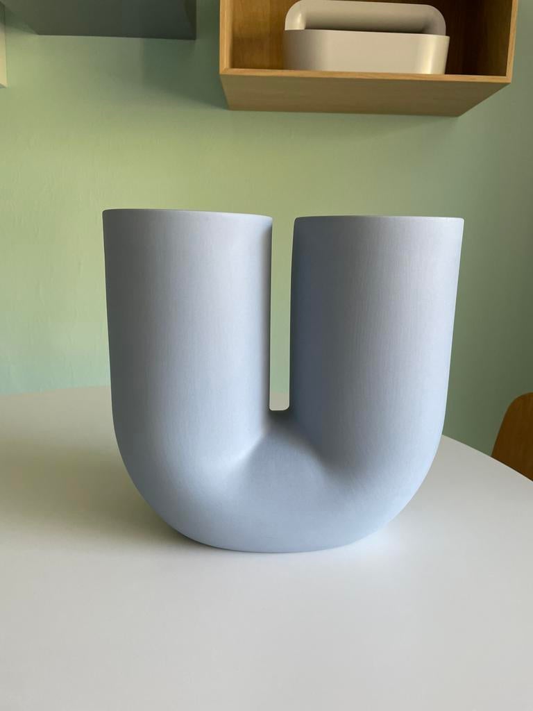 Muuto Kink vaas blauw, Blauw, Aardewerk of Porselein, Ophalen of Verzenden, Zo goed als nieuw