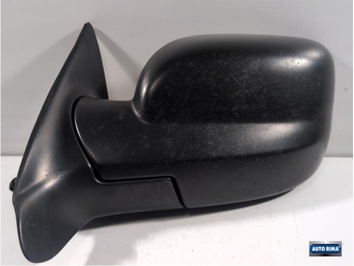 Buitenspiegel links van een Volvo XC70