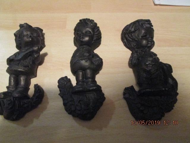 3 Figurines Beeldjes 18 cm 2 jongens 1 meisje. Potters Breda, Antiek en Kunst, Kunst | Beelden en Houtsnijwerken, Ophalen of Verzenden