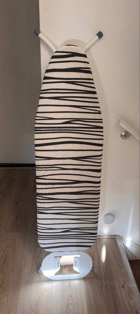 Strijkplank met zwart-wit gestreepte hoes, Witgoed en Apparatuur, Strijkijzers en Strijkplanken, Gebruikt, Ophalen of Verzenden