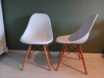 Eetkamerstoelen wit met houten poten (Eames), Ophalen, Kunststof, Gebruikt, Drie