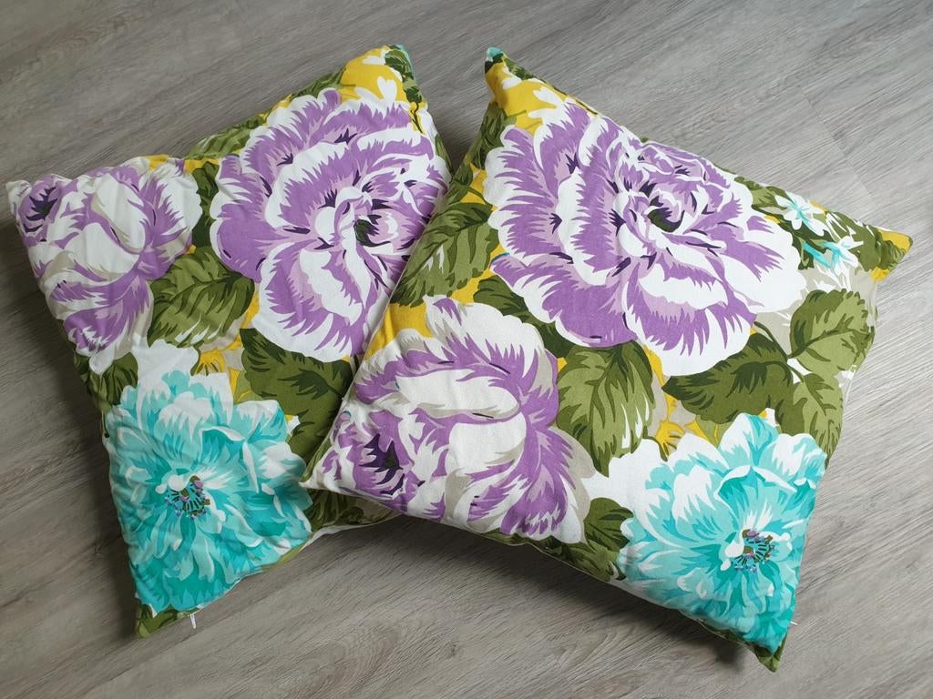 Kussens bloemen paars, groen, geel, aqua, wit 50x50cm, Huis en Inrichting, Woonaccessoires | Kussens, Ophalen of Verzenden, Zo goed als nieuw