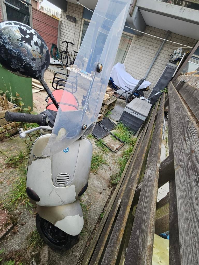 Vespa scooter met windscherm - opknapper, Fietsen en Brommers, Brommeronderdelen | Scooters, Gebruikt, Vespa, Overige typen, Ophalen