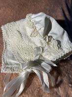 Antiek poppen baby beer mutsje kant lint strik, gebroken wit, Antiek en Kunst, Ophalen of Verzenden