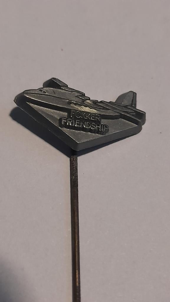 Vintage Fokker Friendship Vliegtuig Speldje, Verzamelen, Luchtvaart en Vliegtuigspotten, Gebruikt, Overige typen, Verzenden