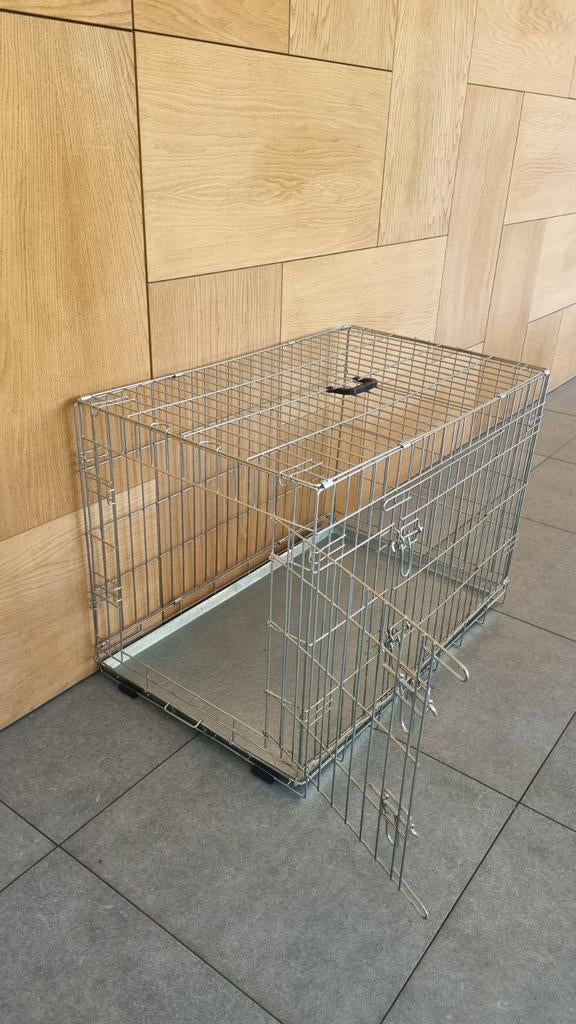 Zilverkleurige bench maat L met ergonomisch matras, Dieren en Toebehoren, Ophalen of Verzenden, Zo goed als nieuw